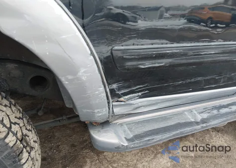 2002 Toyota Sequoia Sr5 V8 z USA, uszkodzony, nr VIN 5TDBT44AX2S081826